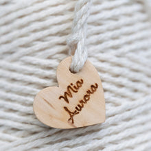 Afbeelding in Gallery-weergave laden, heart shaped wooden hang tag

