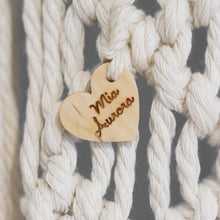 Load image into Gallery viewer, Médaillons en bois personnalisés forme de coeur