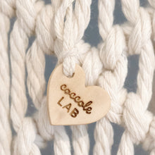 Load image into Gallery viewer, Étiquette cadeau en bois, personnalisée avec nom