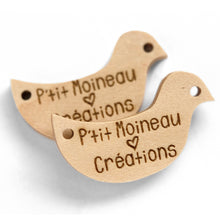 Charger l&#39;image dans la galerie, Etiquettes en bois personnalisées en forme d&#39;un oiseau
