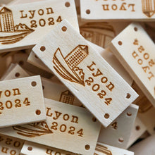 Afbeelding in Gallery-weergave laden, Gepersonaliseerde rechthoekige houten labels viergaats met kleuropdruk wasbaar 50st
