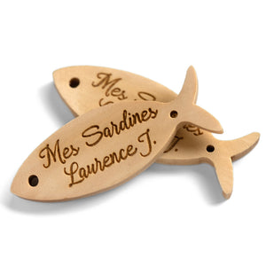 Gepersonaliseerde vis figuur houten labels 2 gaatjes bedrukt met eigen logo of tekst, labels zijn wasbaar 100st