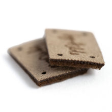 Afbeelding in Gallery-weergave laden, Labels voor haakwerk of breiwerk, gepersonaliseerde kunstleer suede labels met gaatjes BEIGE kleur 50st