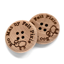 Charger l'image dans la galerie, Gravure personnalisée sur un bouton en bois de 25 mm