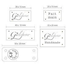 Afbeelding in Gallery-weergave laden, Labels voor haakwerk of breiwerk, gepersonaliseerde kunstleer suede labels met gaatjes BEIGE kleur 50st
