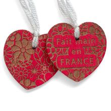 Charger l'image dans la galerie, Étiquettes coeurs rouge bois personnalisées, Étiquettes cadeaux mariage, médaillons bois coeur personnalisés
