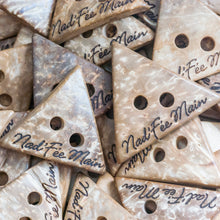 Afbeelding in Gallery-weergave laden, Boutons en noix de coco avec votre nom, boutons personnalisés.

