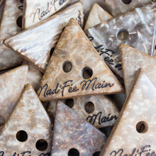 Afbeelding in Gallery-weergave laden, Boutons en noix de coco avec votre nom, boutons personnalisés.
