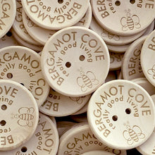 Load image into Gallery viewer, les boutons en bois avec logo gravé

