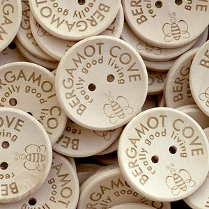 les boutons en bois avec logo gravé