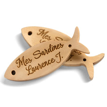 Charger l&#39;image dans la galerie, Etiquette personnalisée gravée Bois en forme de poisson, médaillons en bois en forme de poisson lot de 100 pcs
