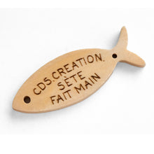 Load image into Gallery viewer, Pendentif en bois poisson 59x21mm, poisson en bois
