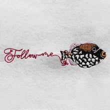 Charger l&#39;image dans la galerie, Motif broderie Baliste Clown avec mot anglais suis-moi, Fichier conception de broderie Baliste Clown, Fichier conception machine à broder
