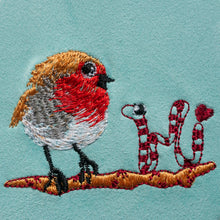 Charger l&#39;image dans la galerie, Motif broderie rouge-gorge et ver, Fichier conception de broderie oiseau sur une branche dessin, Fichier conception machine à broder oiseau
