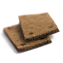 Afbeelding in Gallery-weergave laden, Labels voor haakwerk of breiwerk, gepersonaliseerde kunstleer suede labels met gaatjes BRUIN kleur afgewerkt met gouden snippertjes 50st
