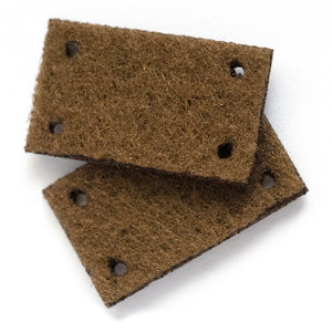 Labels voor haakwerk of breiwerk, gepersonaliseerde kunstleer suede labels met gaatjes BRUIN kleur afgewerkt met gouden snippertjes 50st