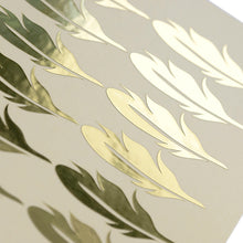 Afbeelding in Gallery-weergave laden, Autocollant feuille dorée métallique forme de plume
