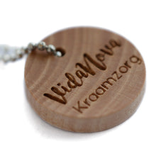 Load image into Gallery viewer, Médaillon de 15mm avec gravure en bois
