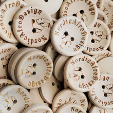 Load image into Gallery viewer, Boutons en bois personnalisés avec logo lot de 50 pièces
