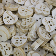 Charger l&#39;image dans la galerie, Boutons en bois forme de coeur
